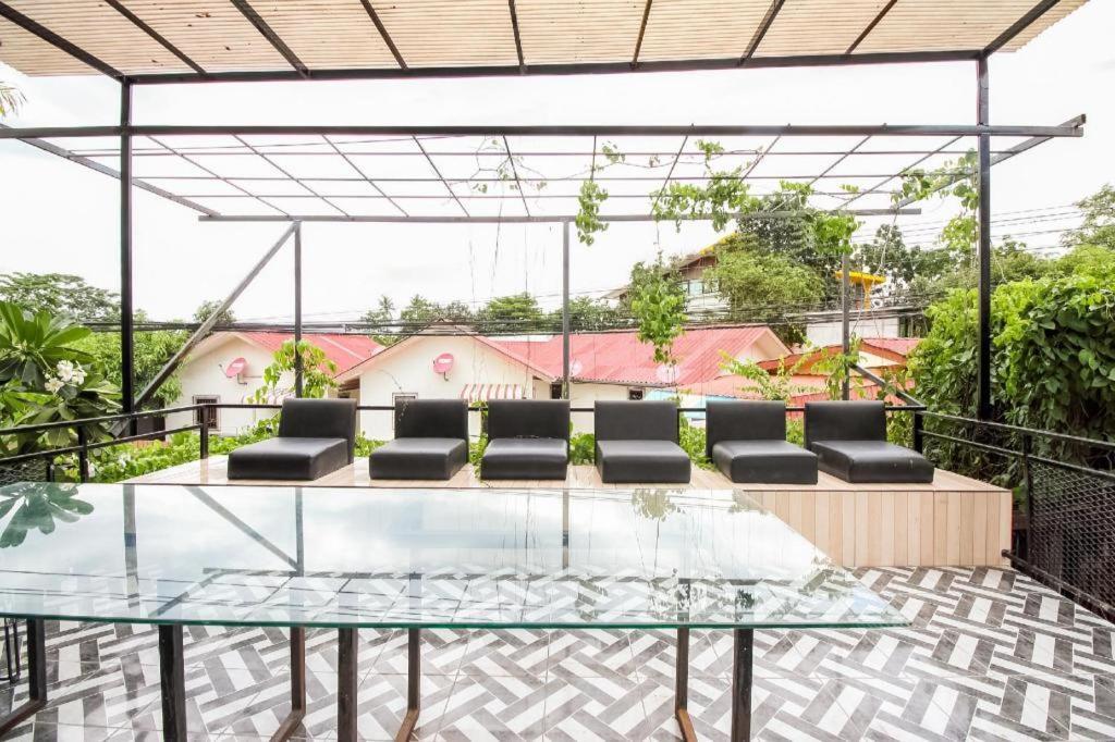 Oyo 271 The Resort Romklao Bangkok Eksteriør billede